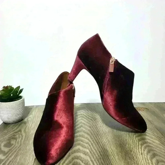 BANDOLINO merlot velvet booties. Size 10 - Picture 1 of 9
